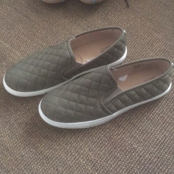 Sneaker - Picture 1 of 3